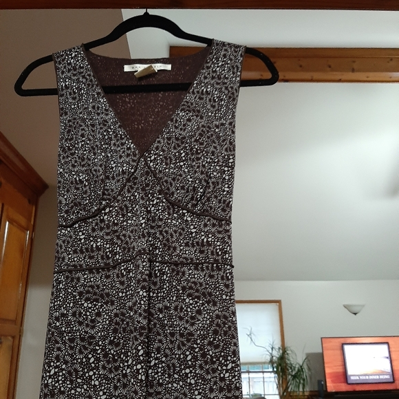 Brown print sleeveless dress. - Picture 2 of 8